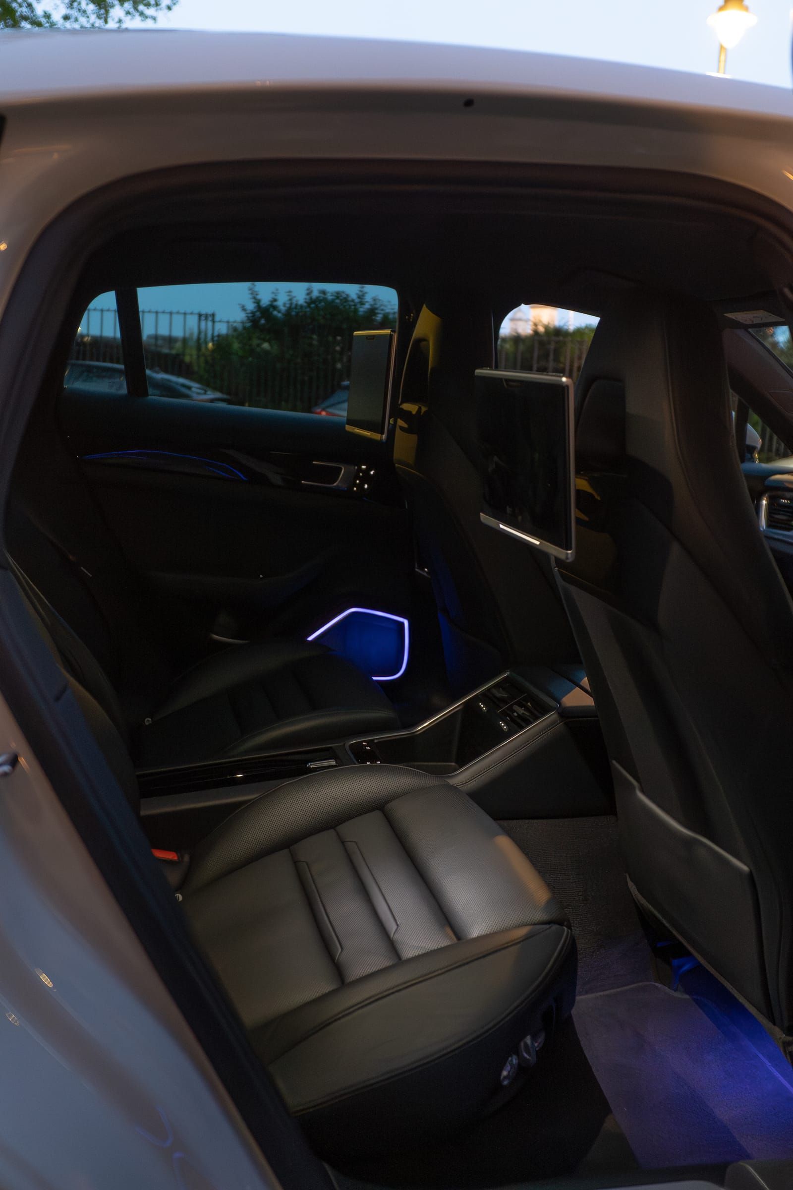 Porsche Panamera luxury chauffeur car, London — gallery photo 8 of 11